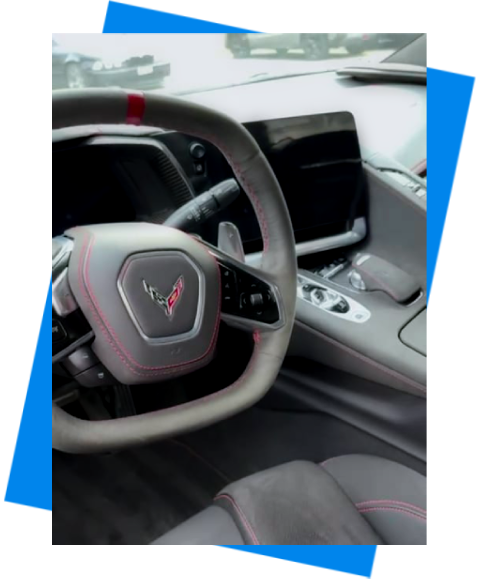 corvette autopropre Close-up of a person cleaning a car's dashboard and steering wheel, focused on interior maintenance.
